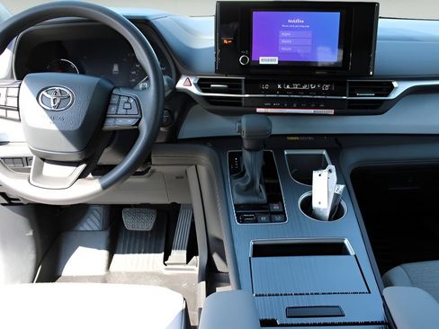 Used 2026 Toyota Sienna LE FWD image 10