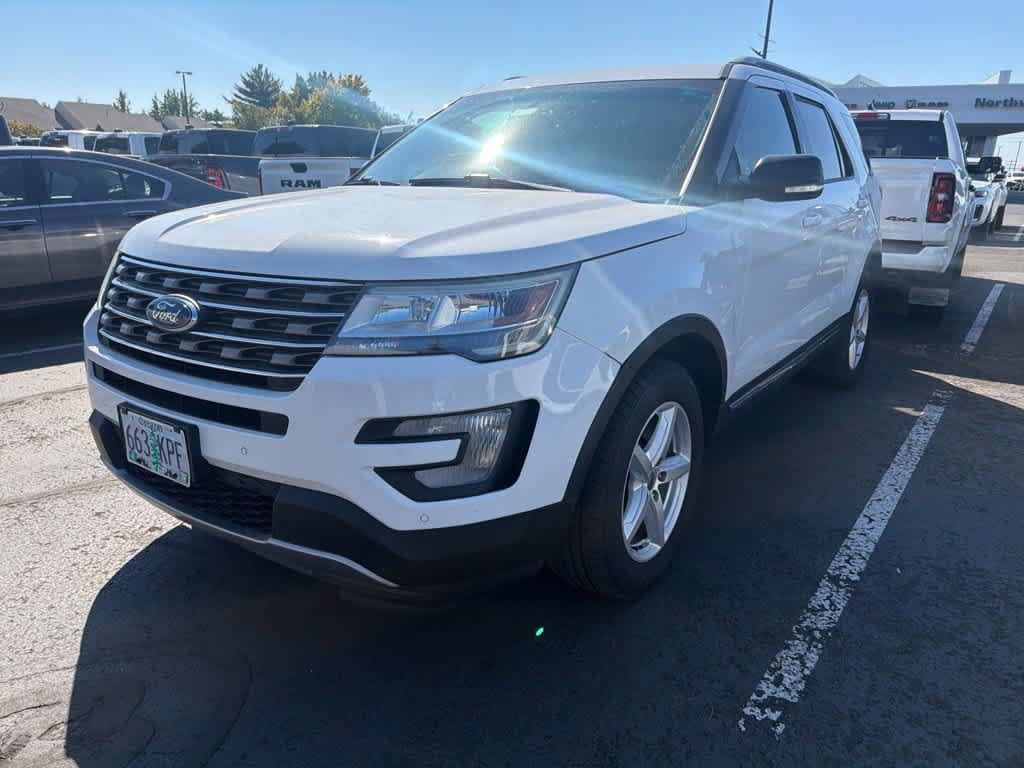 Used 2016 Ford Explorer XLT w/ Equipment Group 202A AWD/4WD image 3