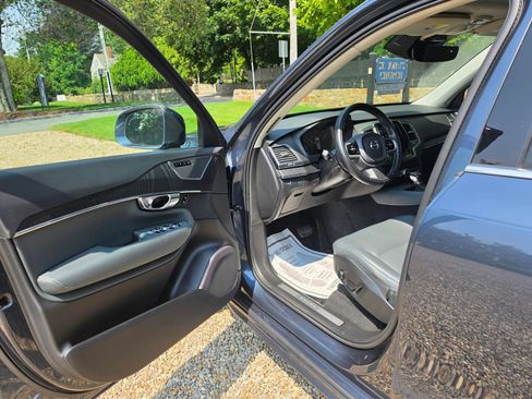 Used 2020 Volvo XC90 T6 Momentum w/ Protection Package Premier AWD/4WD image 6