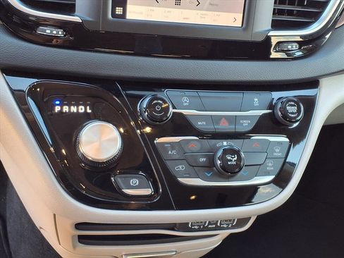 Used 2023 Chrysler Voyager LX image 10