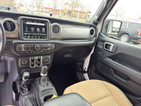 Used 2019 Jeep Wrangler Unlimited Sahara image 27