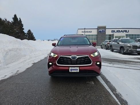 Used 2023 Toyota Highlander XLE image 7