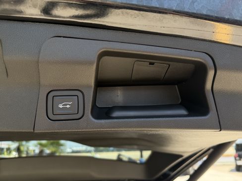 Used 2023 GMC Acadia SLT w/ Elevation Edition FWD image 9