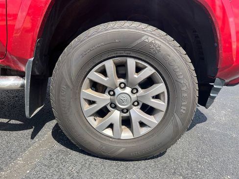 Used 2018 Toyota Tacoma SR5 AWD/4WD image 12