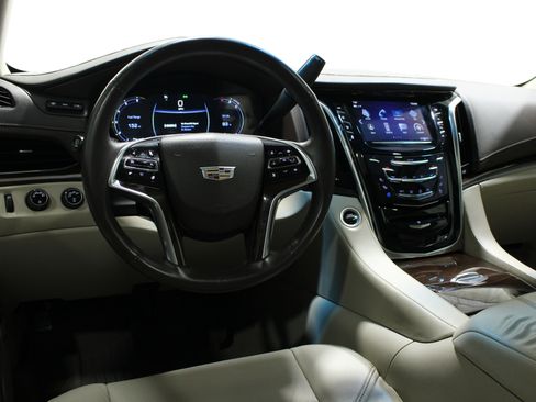 Used 2017 Cadillac Escalade ESV Luxury AWD/4WD image 2