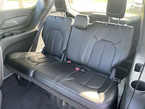 Used 2024 Chrysler Pacifica Touring-L w/ S Appearance Package image 39