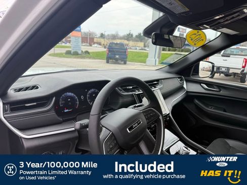 Used 2025 Jeep Grand Cherokee Altitude image 2