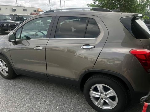 Used 2020 Chevrolet Trax LT w/ Sun & Sound Package FWD image 5
