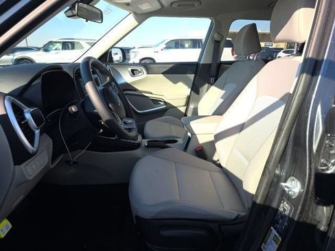 Used 2025 Kia Soul LX FWD image 4
