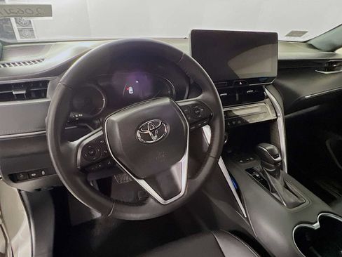 Used 2024 Toyota Venza XLE image 11