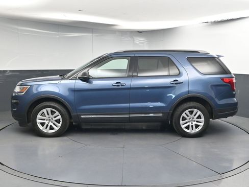 Used 2018 Ford Explorer XLT AWD/4WD image 4