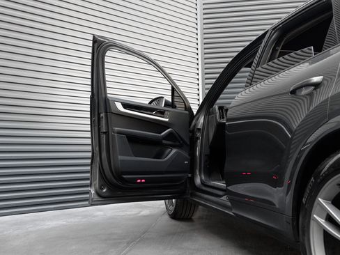 Certified 2024 Porsche Cayenne AWD/4WD image 13