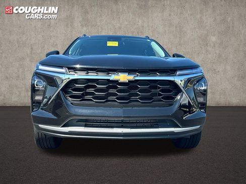 Used 2025 Chevrolet Trax LT w/ Driver Confidence Package FWD image 3