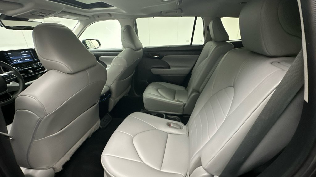 Certified 2021 Toyota Highlander XLE AWD/4WD image 10