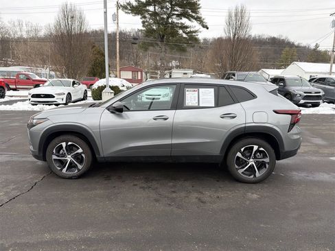 Used 2025 Chevrolet Trax RS w/ Sunroof Package image 5
