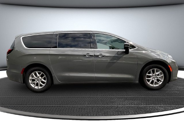 Used 2025 Chrysler Pacifica Select FWD image 4