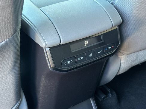 Used 2021 Toyota Highlander LE AWD/4WD image 45