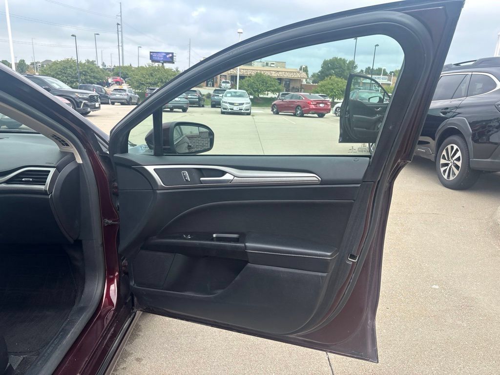 Used 2017 Ford Fusion SE w/ Fusion SE Technology Package FWD image 21