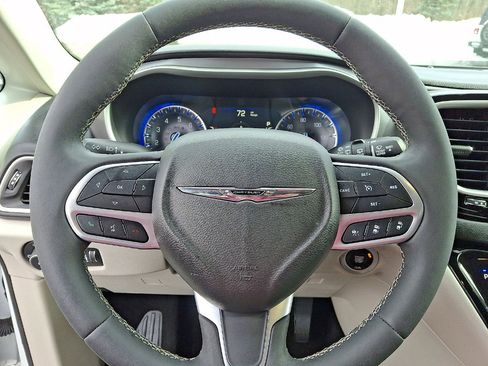 Certified 2022 Chrysler Pacifica Touring-L image 16