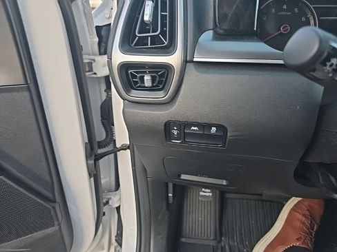 Certified 2023 Kia Sorento LX image 11