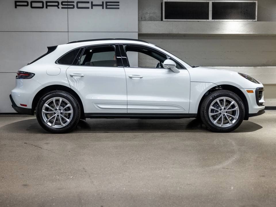 Certified 2026 Porsche Macan AWD/4WD image 9