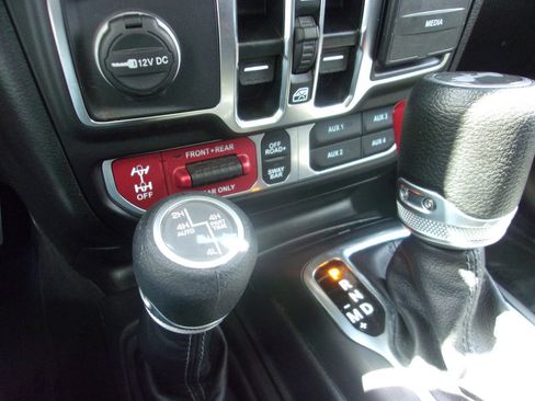 Used 2025 Jeep Wrangler Unlimited Rubicon 4xe w/ Convenience Group AWD/4WD image 23