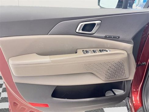 Used 2025 Kia Carnival EX image 31