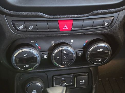 Used 2017 Jeep Renegade Limited AWD/4WD image 41
