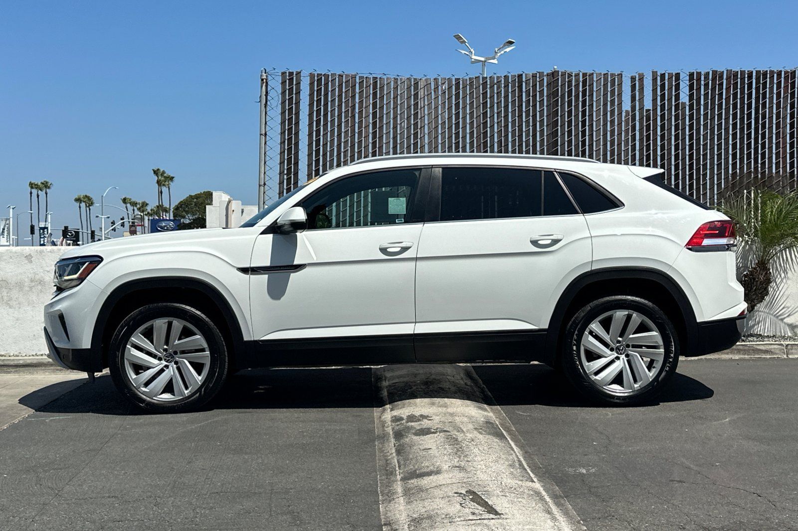 Used 2022 Volkswagen Atlas Cross Sport SE w/ Panoramic Sunroof Package FWD image 7