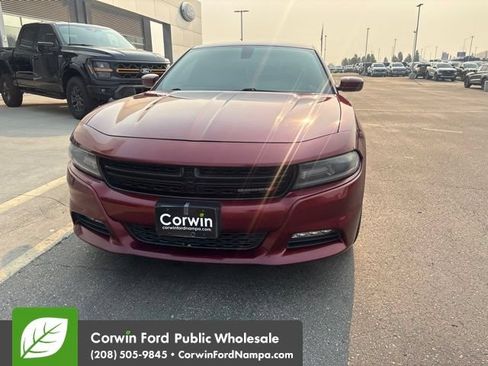 Used 2017 Dodge Charger SXT RWD image 2