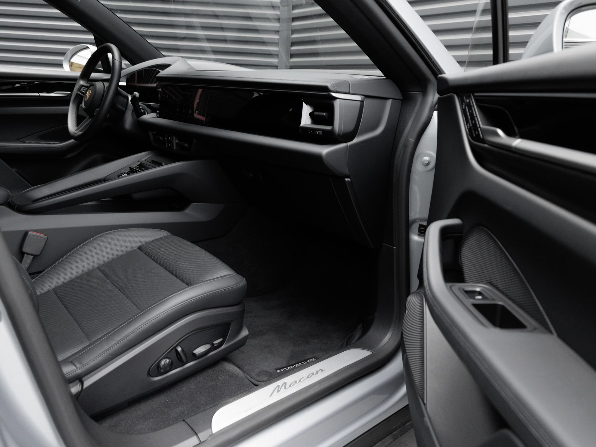 Certified 2025 Porsche Macan Electric RWD image 36