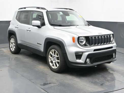 Used 2020 Jeep Renegade Latitude FWD image 3