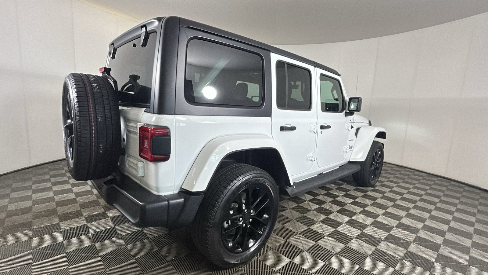 Used 2023 Jeep Wrangler Unlimited Sahara w/ Cold Weather Group AWD/4WD image 3
