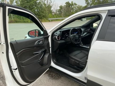 Used 2025 Chevrolet Trax RS w/ Sunroof Package FWD image 15