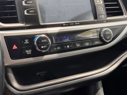 Used 2019 Toyota Highlander SE AWD/4WD image 18