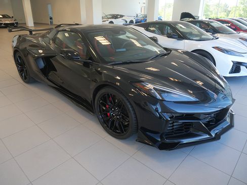 Used 2024 Chevrolet Corvette Z06 RWD image 2