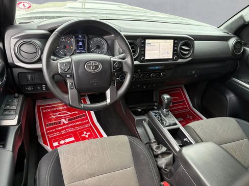 Used 2021 Toyota Tacoma TRD Sport w/ Technology Package image 16