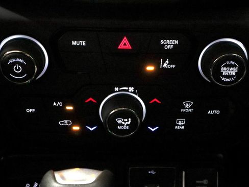 Used 2023 Jeep Renegade Latitude w/ Premium Group AWD/4WD image 30