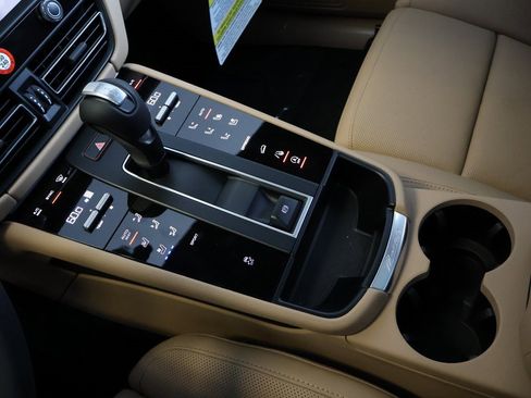 Used 2025 Porsche Macan image 24