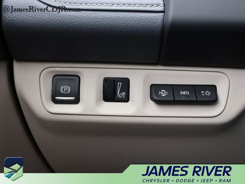 Used 2023 GMC Acadia Denali w/ Denali Ultimate Package AWD/4WD image 32