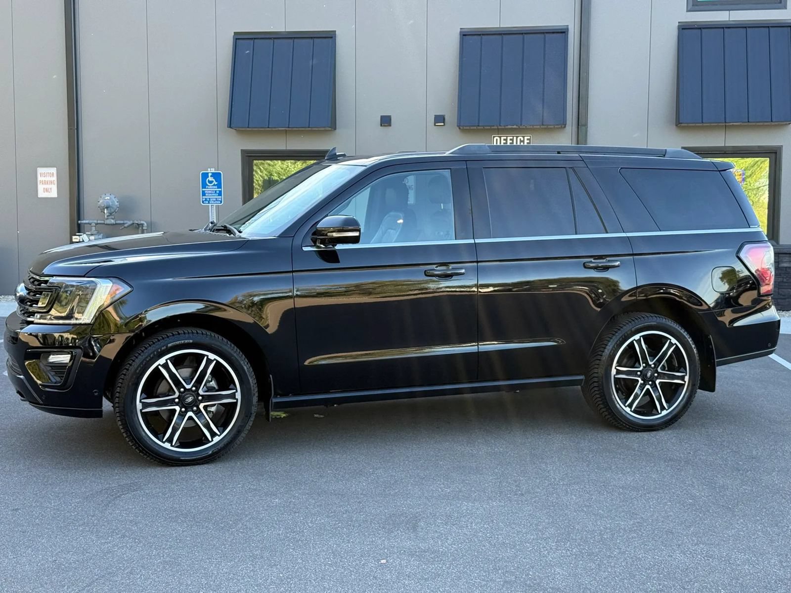 Used 2020 Ford Expedition Limited w/ Equipment Group 303A AWD/4WD image 2