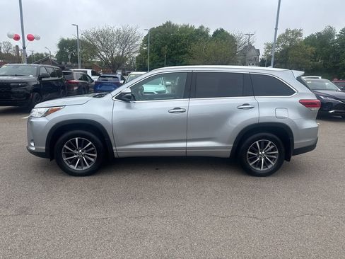 Used 2017 Toyota Highlander XLE AWD/4WD image 4