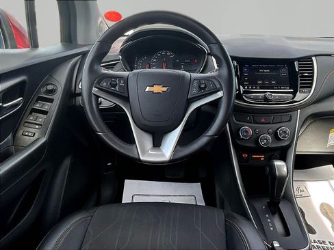 Used 2022 Chevrolet Trax LT w/ LT Convenience Package AWD/4WD image 8