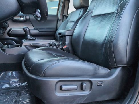 Used 2021 Toyota Tacoma TRD Off-Road image 14