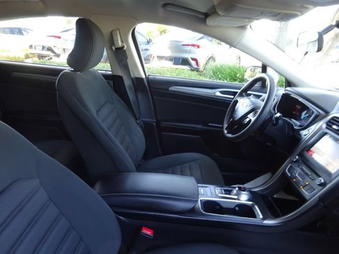 Used 2017 Ford Fusion SE w/ Fusion SE Technology Package FWD image 16