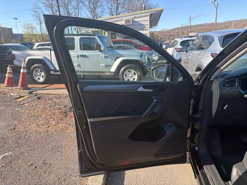 Used 2022 Volkswagen Tiguan SE w/ Panoramic Sunroof Package AWD/4WD image 17