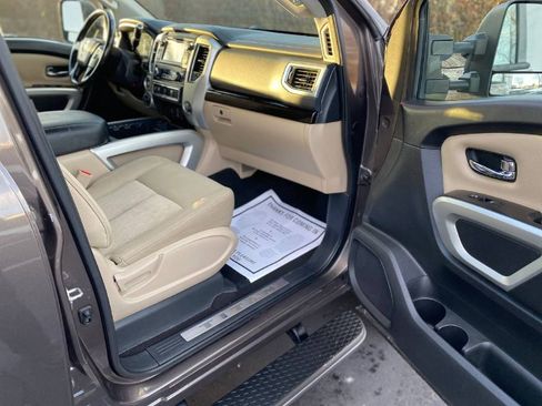 Used 2018 Nissan Titan SV w/ SV Convenience Package image 9