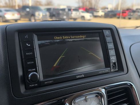 Used 2015 Chrysler Town & Country Touring-L w/ Driver Convenience Group image 33