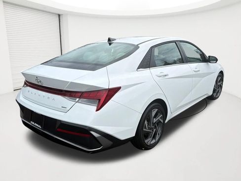 Certified 2025 Hyundai Elantra Limited FWD image 5