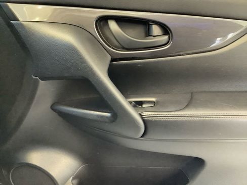 Used 2019 Nissan Rogue S image 14